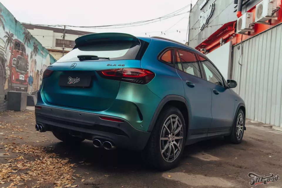 Оклеили Mercedes GLA 45 AMG в винил от Oracal в оттенке Aquamarine, покрыли пленку керамикой. Окрасили суппорта в красный цвет с логотипами AMG